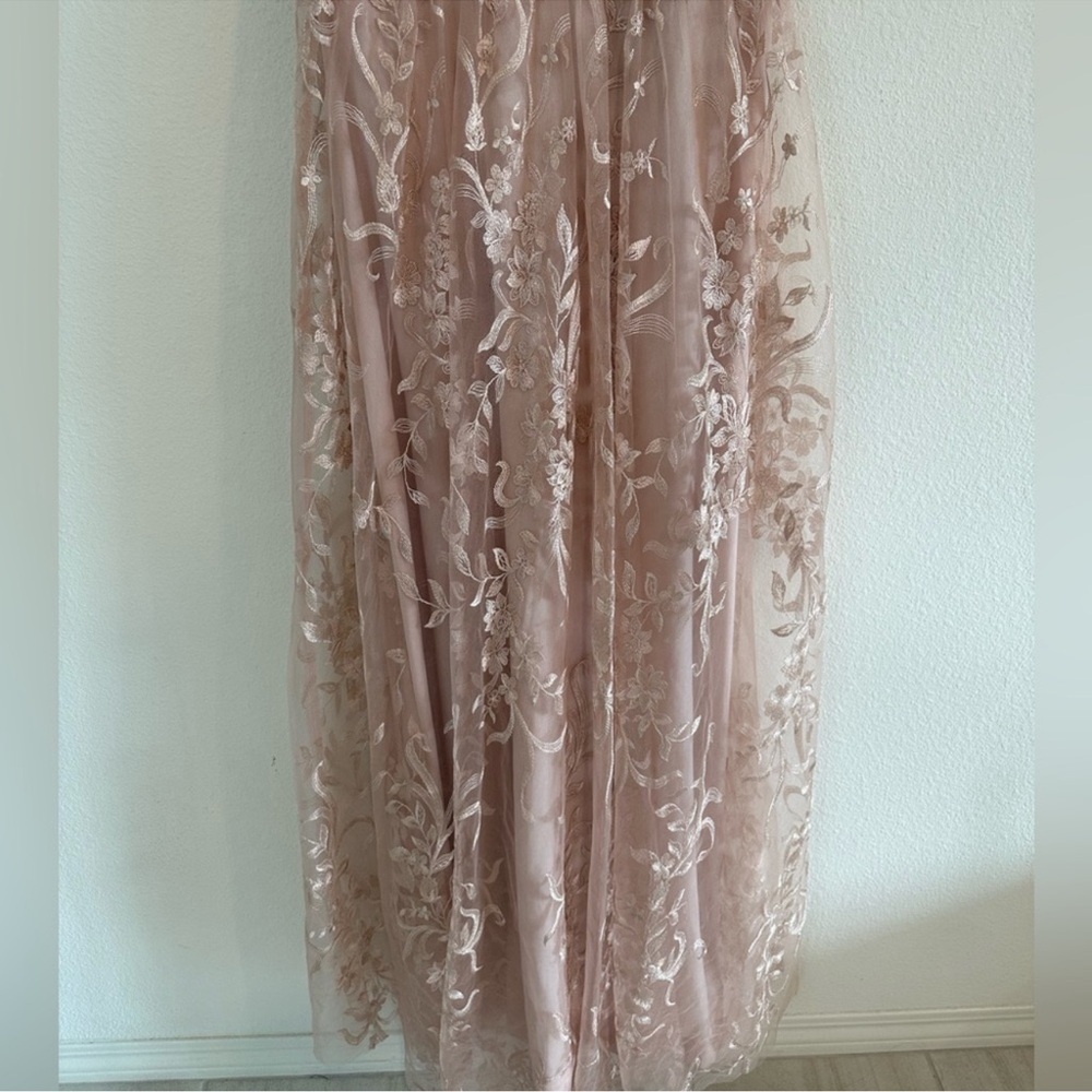 💖 Maniju. Chic Floral Lace Dress with Sheer Neckline, Medium - Picture 3 of 5